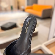 YSL「SAINT LAURENT*」 夏季新品 金属头优雅大气拖鞋——————————全新春夏系列 YSL「SAINT LAURENT*」 夏季新品 金属头优雅大气拖鞋——————————全新春夏系列
