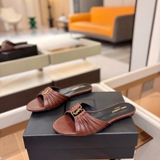 YSL「SAINT LAURENT*」 夏季新品 金属头优雅大气拖鞋——————————全新春夏系列 YSL「SAINT LAURENT*」 夏季新品 金属头优雅大气拖鞋——————————全新春夏系列