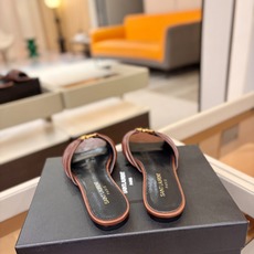 YSL「SAINT LAURENT*」 夏季新品 金属头优雅大气拖鞋——————————全新春夏系列 YSL「SAINT LAURENT*」 夏季新品 金属头优雅大气拖鞋——————————全新春夏系列