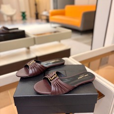 YSL「SAINT LAURENT*」 夏季新品 金属头优雅大气拖鞋——————————全新春夏系列 YSL「SAINT LAURENT*」 夏季新品 金属头优雅大气拖鞋——————————全新春夏系列