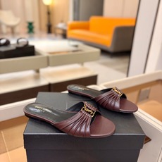 YSL「SAINT LAURENT*」 夏季新品 金属头优雅大气拖鞋——————————全新春夏系列 YSL「SAINT LAURENT*」 夏季新品 金属头优雅大气拖鞋——————————全新春夏系列