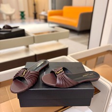 YSL「SAINT LAURENT*」 夏季新品 金属头优雅大气拖鞋——————————全新春夏系列 YSL「SAINT LAURENT*」 夏季新品 金属头优雅大气拖鞋——————————全新春夏系列