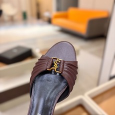 YSL「SAINT LAURENT*」 夏季新品 金属头优雅大气拖鞋——————————全新春夏系列 YSL「SAINT LAURENT*」 夏季新品 金属头优雅大气拖鞋——————————全新春夏系列