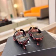 YSL「SAINT LAURENT*」 夏季新品 金属头优雅大气高跟凉鞋——————————全新春夏系列 YSL「SAINT LAURENT*」 夏季新品 金属头优雅大气高跟凉鞋——————————全新春夏系列