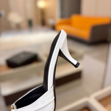 YSL「SAINT LAURENT*」 夏季新品 金属头优雅大气高跟凉鞋——————————全新春夏系列 YSL「SAINT LAURENT*」 夏季新品 金属头优雅大气高跟凉鞋——————————全新春夏系列