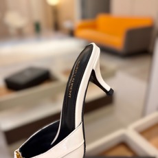 YSL「SAINT LAURENT*」 夏季新品 金属头优雅大气高跟凉鞋——————————全新春夏系列 YSL「SAINT LAURENT*」 夏季新品 金属头优雅大气高跟凉鞋——————————全新春夏系列