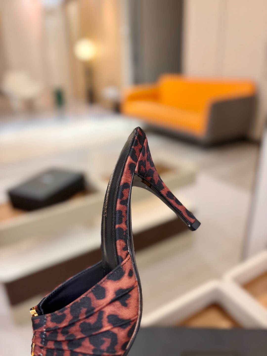 YSL「SAINT LAURENT*」 夏季新品 金属头优雅大气高跟凉鞋——————————全新春夏系列