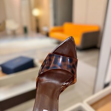 Le Silla 胶片透明尖头细跟凉拖|氛围感天花板谁能拒绝一双温柔到骨子里的胶片高跟拖!通透PVC鞋 Le Silla 胶片透明尖头细跟凉拖|氛围感天花板谁能拒绝一双温柔到骨子里的胶片高跟拖!通透PVC鞋