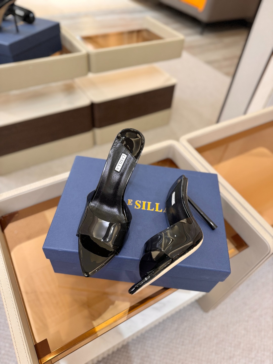Le Silla  胶片透明尖头细跟凉拖｜氛围感天花板谁能拒绝一双温柔到骨子里的胶片高跟拖！通透PVC鞋