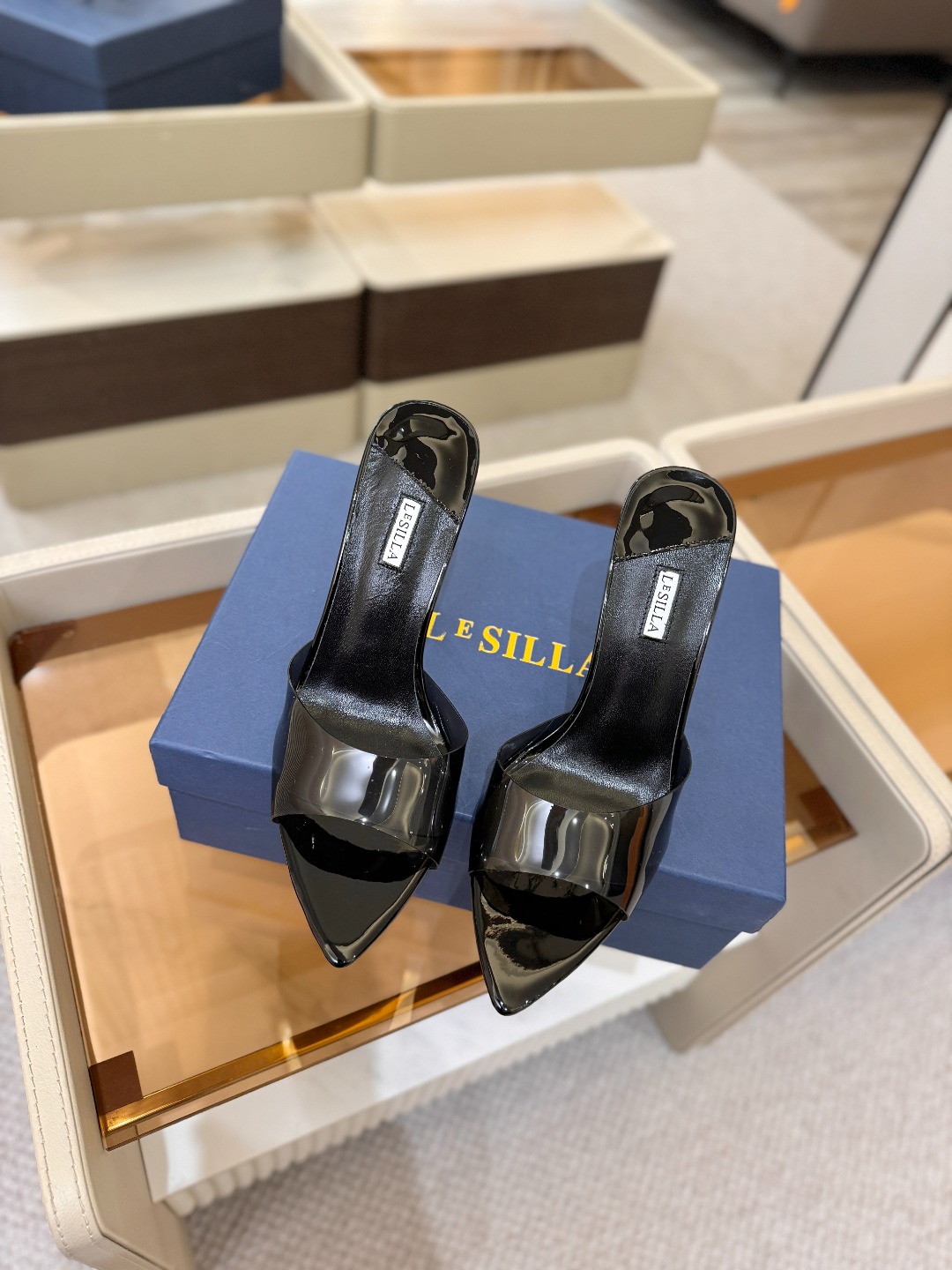 Le Silla  胶片透明尖头细跟凉拖｜氛围感天花板谁能拒绝一双温柔到骨子里的胶片高跟拖！通透PVC鞋
