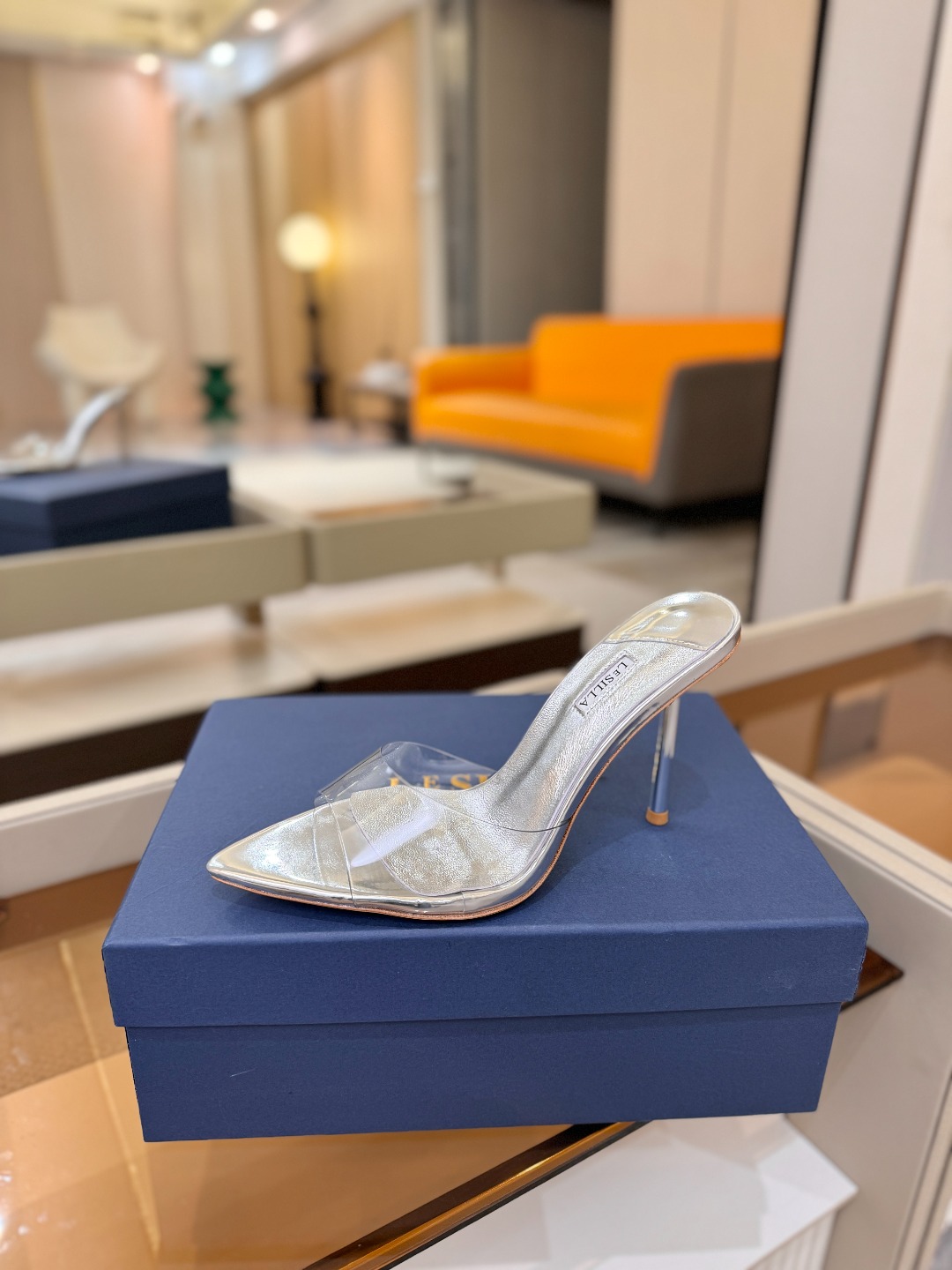 Le Silla  胶片透明尖头细跟凉拖｜氛围感天花板谁能拒绝一双温柔到骨子里的胶片高跟拖！通透PVC鞋