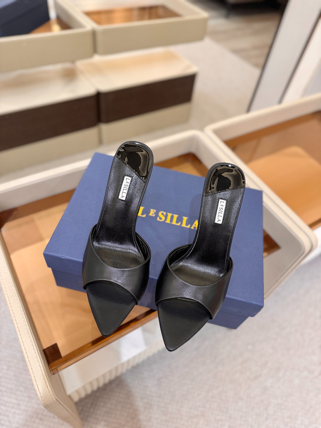 Le Silla  漆皮细跟凉拖｜温柔氛围感天花板 漆皮自带柔光滤镜，一眼沦陷的高级裸色，完美贴合肤色，