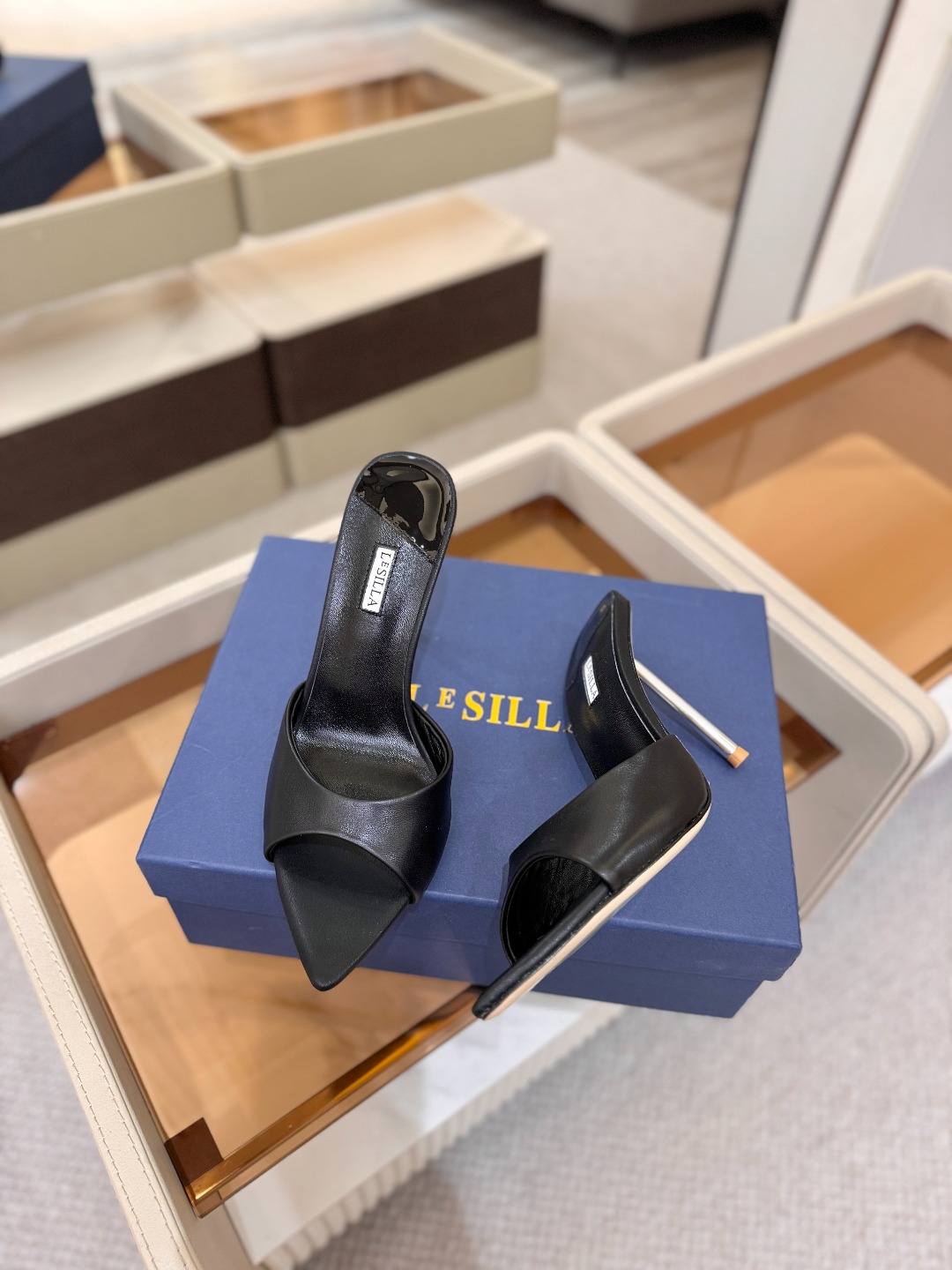 Le Silla  漆皮细跟凉拖｜温柔氛围感天花板 漆皮自带柔光滤镜，一眼沦陷的高级裸色，完美贴合肤色，