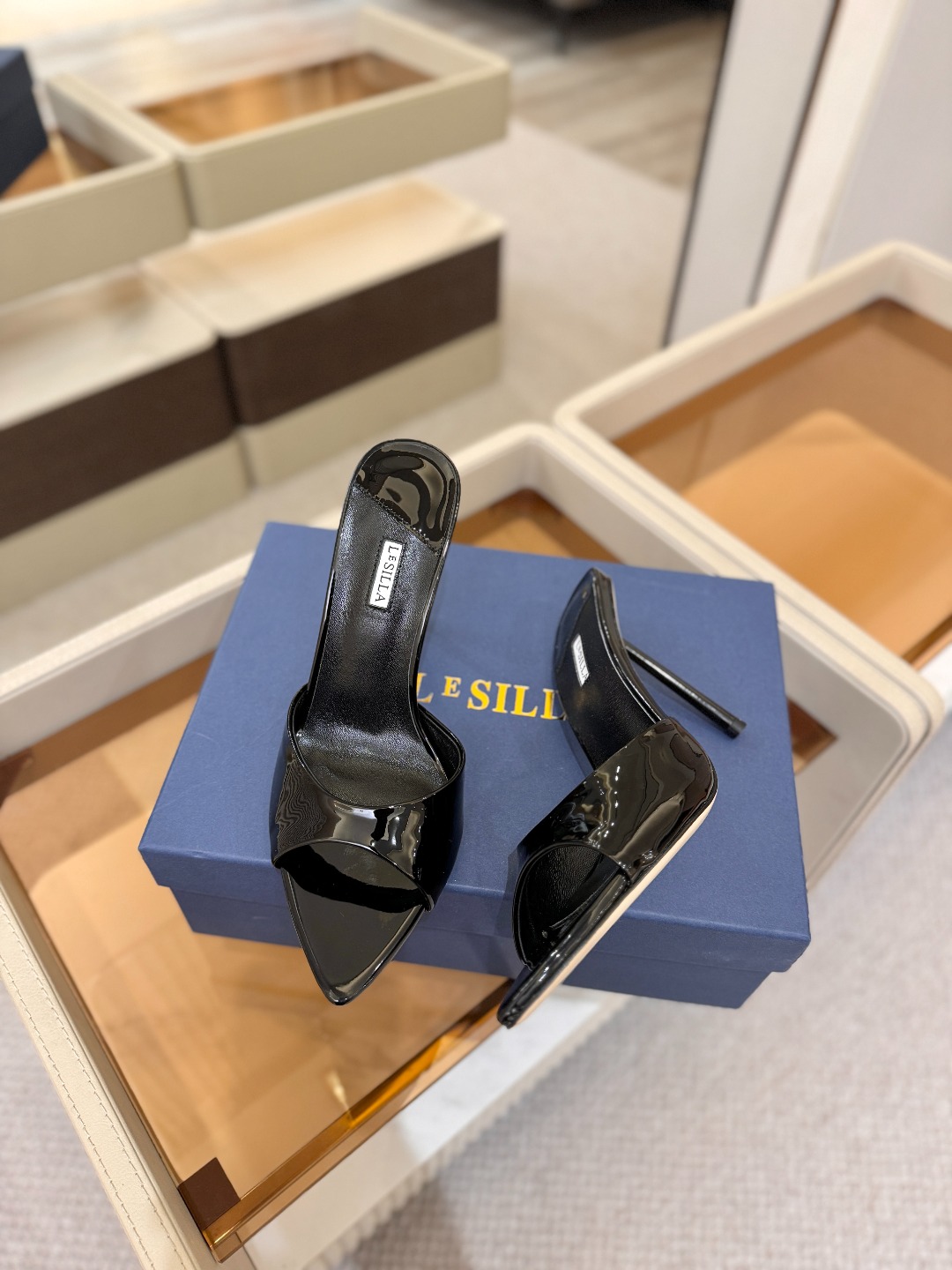 Le Silla  漆皮细跟凉拖｜温柔氛围感天花板 漆皮自带柔光滤镜，一眼沦陷的高级裸色，完美贴合肤色，