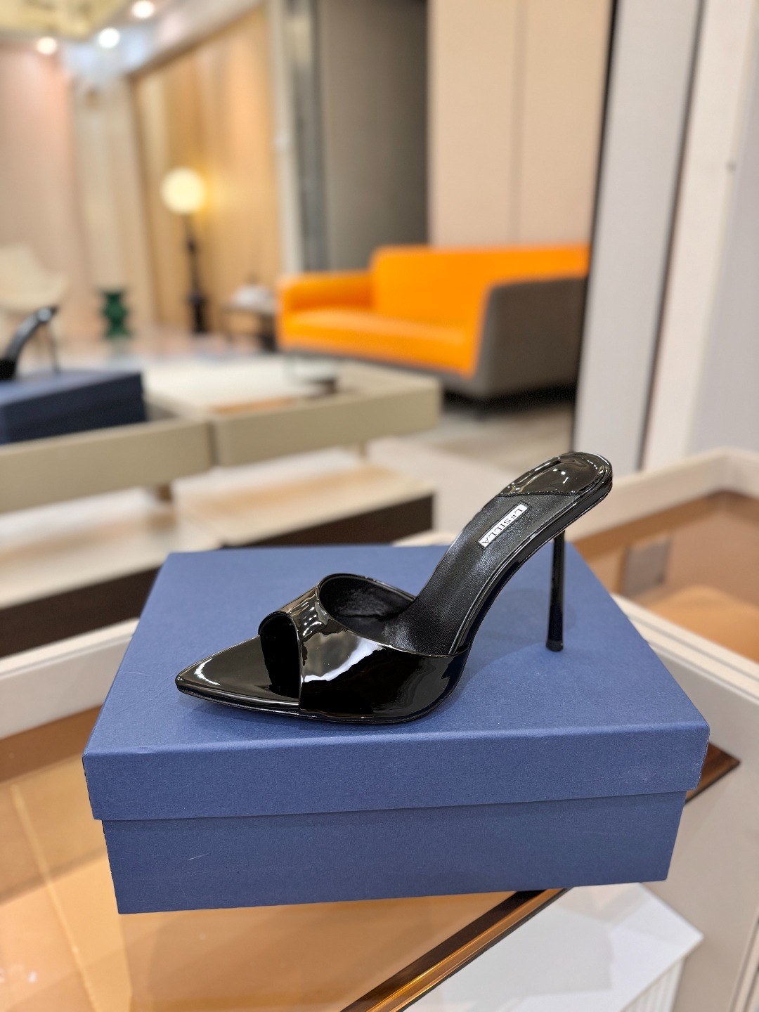 Le Silla  漆皮细跟凉拖｜温柔氛围感天花板 漆皮自带柔光滤镜，一眼沦陷的高级裸色，完美贴合肤色，