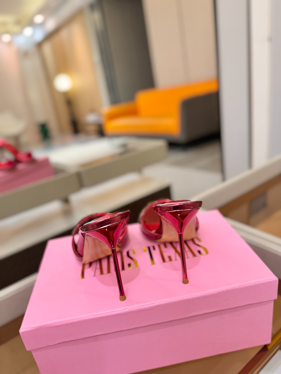 🤍 Paris Texas 银色穆勒拖｜未来主义与千禧美学的交织 真正的时髦，往往赢在敢于打破常规的勇气