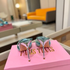 🤍 Paris Texas 银色穆勒拖|未来主义与千禧美学的交织 真正的时髦,往往赢在敢于打破常规的勇气 🤍 Paris Texas 银色穆勒拖|未来主义与千禧美学的交织 真正的时髦,往往赢在敢于打破常规的勇气