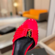 YSL「SAINT LAURENT*」 夏季新品 优雅大气拖鞋 —————————— 平底设计拉长腿部线条, 瞬间点 YSL「SAINT LAURENT*」 夏季新品 优雅大气拖鞋 —————————— 平底设计拉长腿部线条, 瞬间点