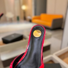 YSL「SAINT LAURENT*」 夏季新品 优雅大气拖鞋 —————————— 平底设计拉长腿部线条, 瞬间点 YSL「SAINT LAURENT*」 夏季新品 优雅大气拖鞋 —————————— 平底设计拉长腿部线条, 瞬间点
