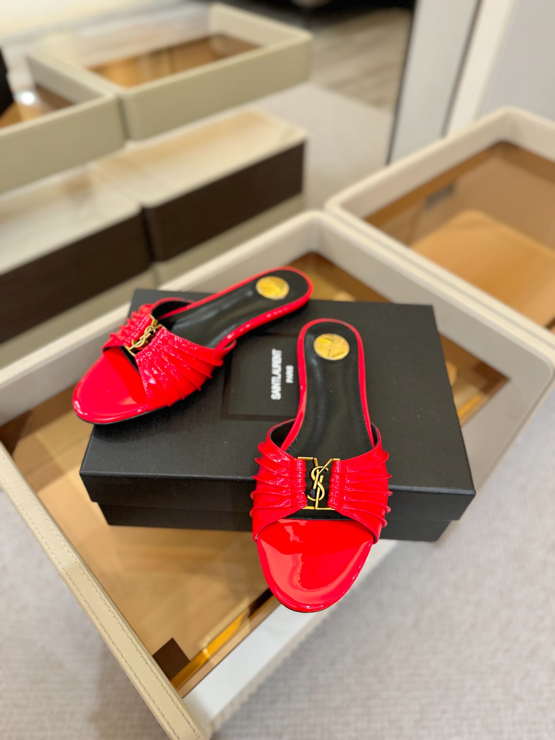YSL「SAINT LAURENT*」 夏季新品 优雅大气拖鞋 —————————— 平底设计拉长腿部线条, 瞬间点 YSL「SAINT LAURENT*」 夏季新品 优雅大气拖鞋 —————————— 平底设计拉长腿部线条, 瞬间点