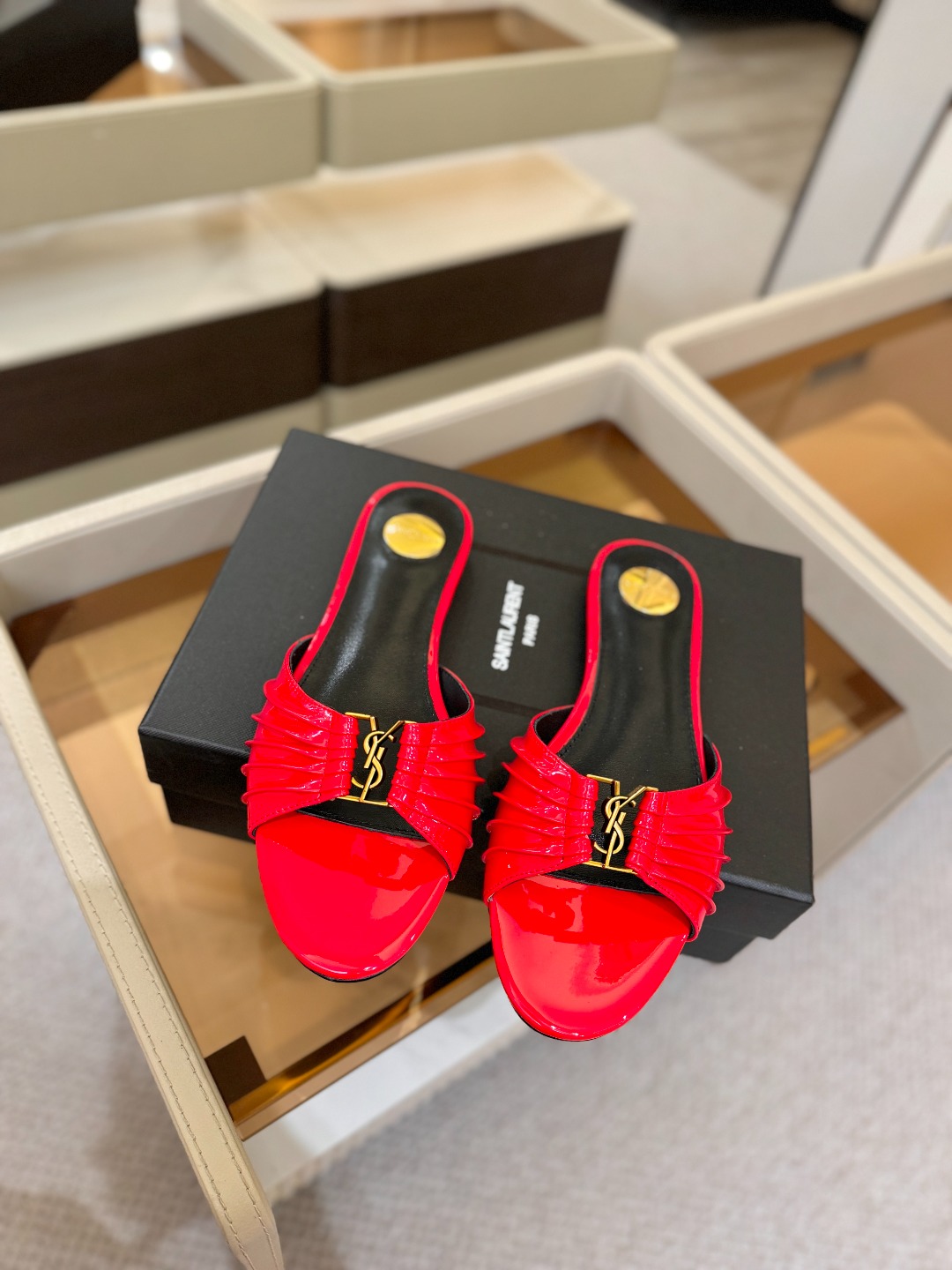 YSL「SAINT LAURENT*」 夏季新品 优雅大气拖鞋 —————————— 平底设计拉长腿部线条, 瞬间点 YSL「SAINT LAURENT*」 夏季新品 优雅大气拖鞋 —————————— 平底设计拉长腿部线条, 瞬间点