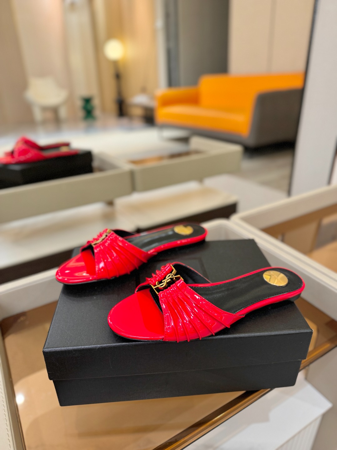 YSL「SAINT LAURENT*」 夏季新品 优雅大气拖鞋 —————————— 平底设计拉长腿部线条, 瞬间点 YSL「SAINT LAURENT*」 夏季新品 优雅大气拖鞋 —————————— 平底设计拉长腿部线条, 瞬间点