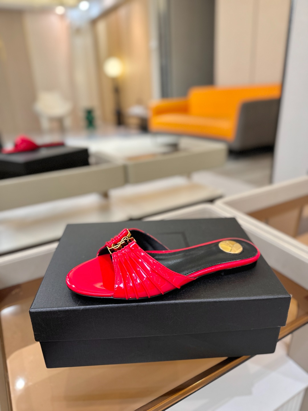 YSL「SAINT LAURENT*」  夏季新品 优雅大气拖鞋 ——————————  平底设计拉长腿部线条， 瞬间点