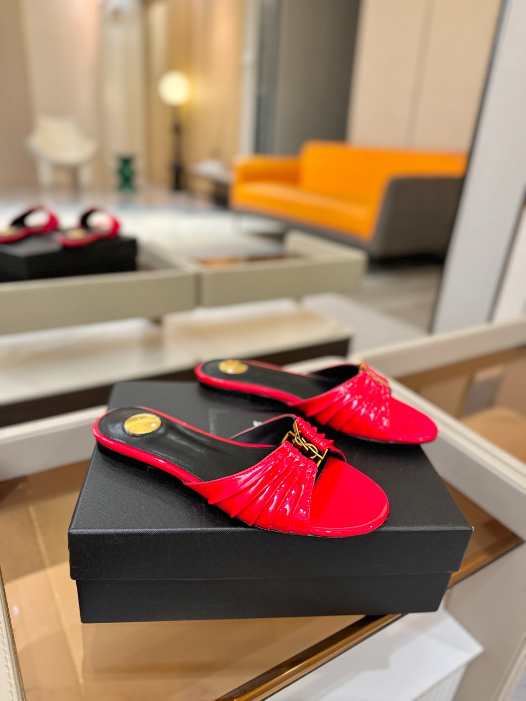 YSL「SAINT LAURENT*」 夏季新品 优雅大气拖鞋 —————————— 平底设计拉长腿部线条, 瞬间点 YSL「SAINT LAURENT*」 夏季新品 优雅大气拖鞋 —————————— 平底设计拉长腿部线条, 瞬间点