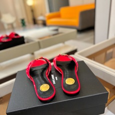 YSL「SAINT LAURENT*」 夏季新品 优雅大气拖鞋 —————————— 平底设计拉长腿部线条, 瞬间点 YSL「SAINT LAURENT*」 夏季新品 优雅大气拖鞋 —————————— 平底设计拉长腿部线条, 瞬间点