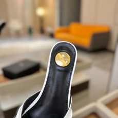 YSL「SAINT LAURENT*」 夏季新品 优雅大气拖鞋 —————————— 平底设计拉长腿部线条, 瞬间点 YSL「SAINT LAURENT*」 夏季新品 优雅大气拖鞋 —————————— 平底设计拉长腿部线条, 瞬间点