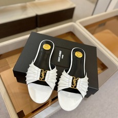 YSL「SAINT LAURENT*」 夏季新品 优雅大气拖鞋 —————————— 平底设计拉长腿部线条, 瞬间点 YSL「SAINT LAURENT*」 夏季新品 优雅大气拖鞋 —————————— 平底设计拉长腿部线条, 瞬间点