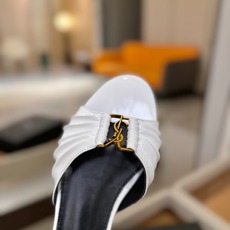 YSL「SAINT LAURENT*」 夏季新品 优雅大气拖鞋 —————————— 平底设计拉长腿部线条, 瞬间点 YSL「SAINT LAURENT*」 夏季新品 优雅大气拖鞋 —————————— 平底设计拉长腿部线条, 瞬间点