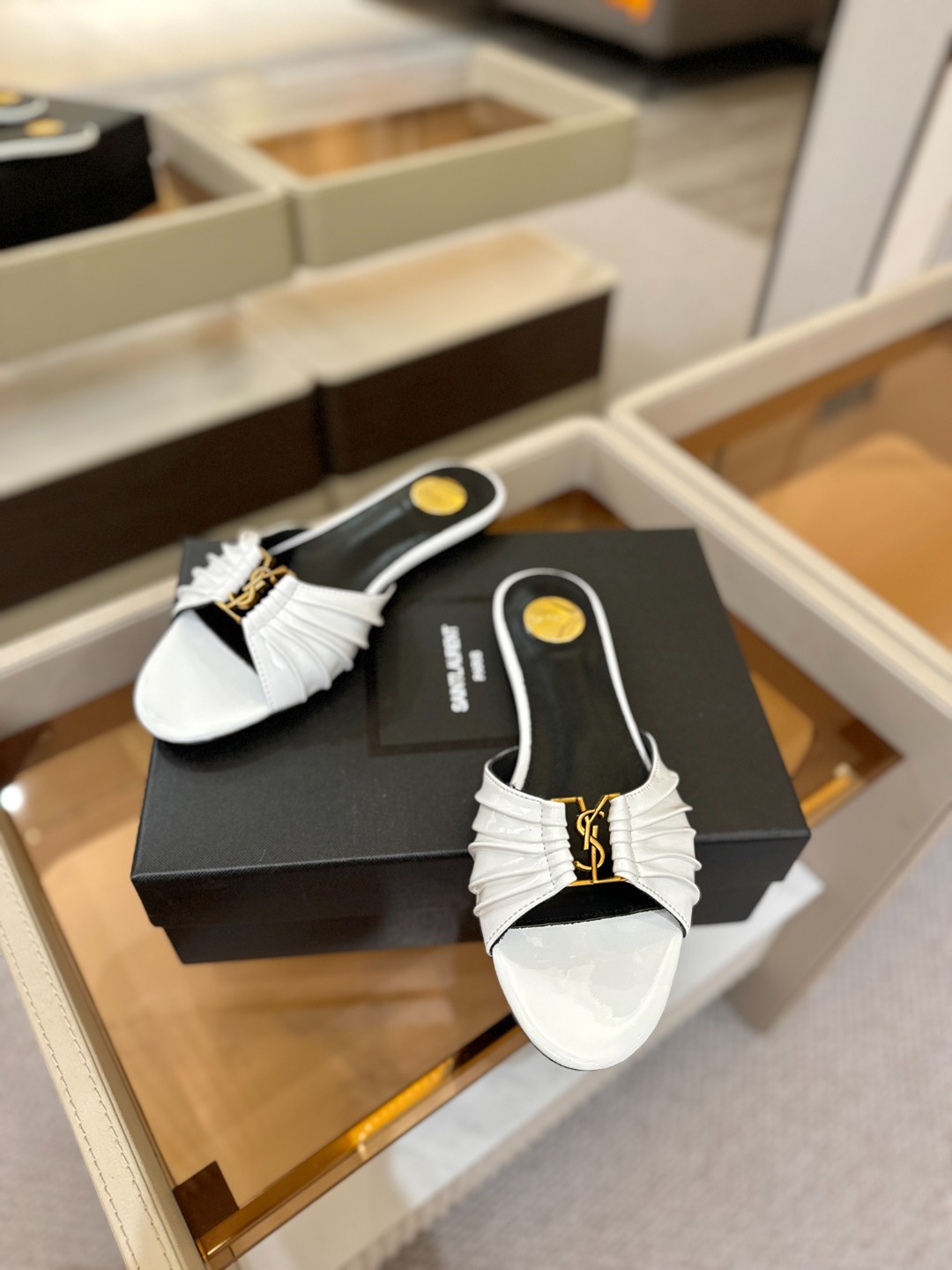 YSL「SAINT LAURENT*」 夏季新品 优雅大气拖鞋 —————————— 平底设计拉长腿部线条, 瞬间点 YSL「SAINT LAURENT*」 夏季新品 优雅大气拖鞋 —————————— 平底设计拉长腿部线条, 瞬间点