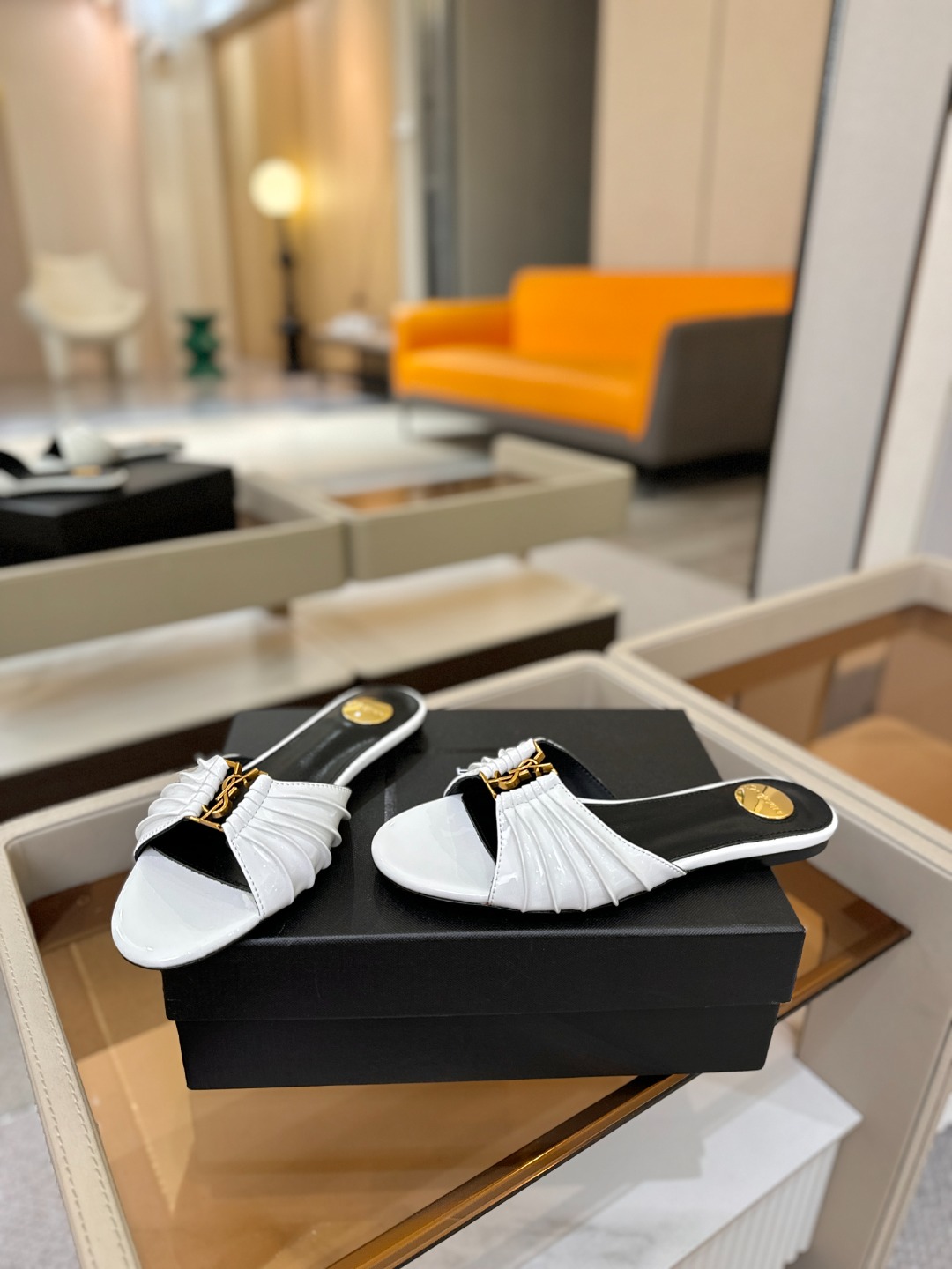YSL「SAINT LAURENT*」 夏季新品 优雅大气拖鞋 —————————— 平底设计拉长腿部线条, 瞬间点 YSL「SAINT LAURENT*」 夏季新品 优雅大气拖鞋 —————————— 平底设计拉长腿部线条, 瞬间点