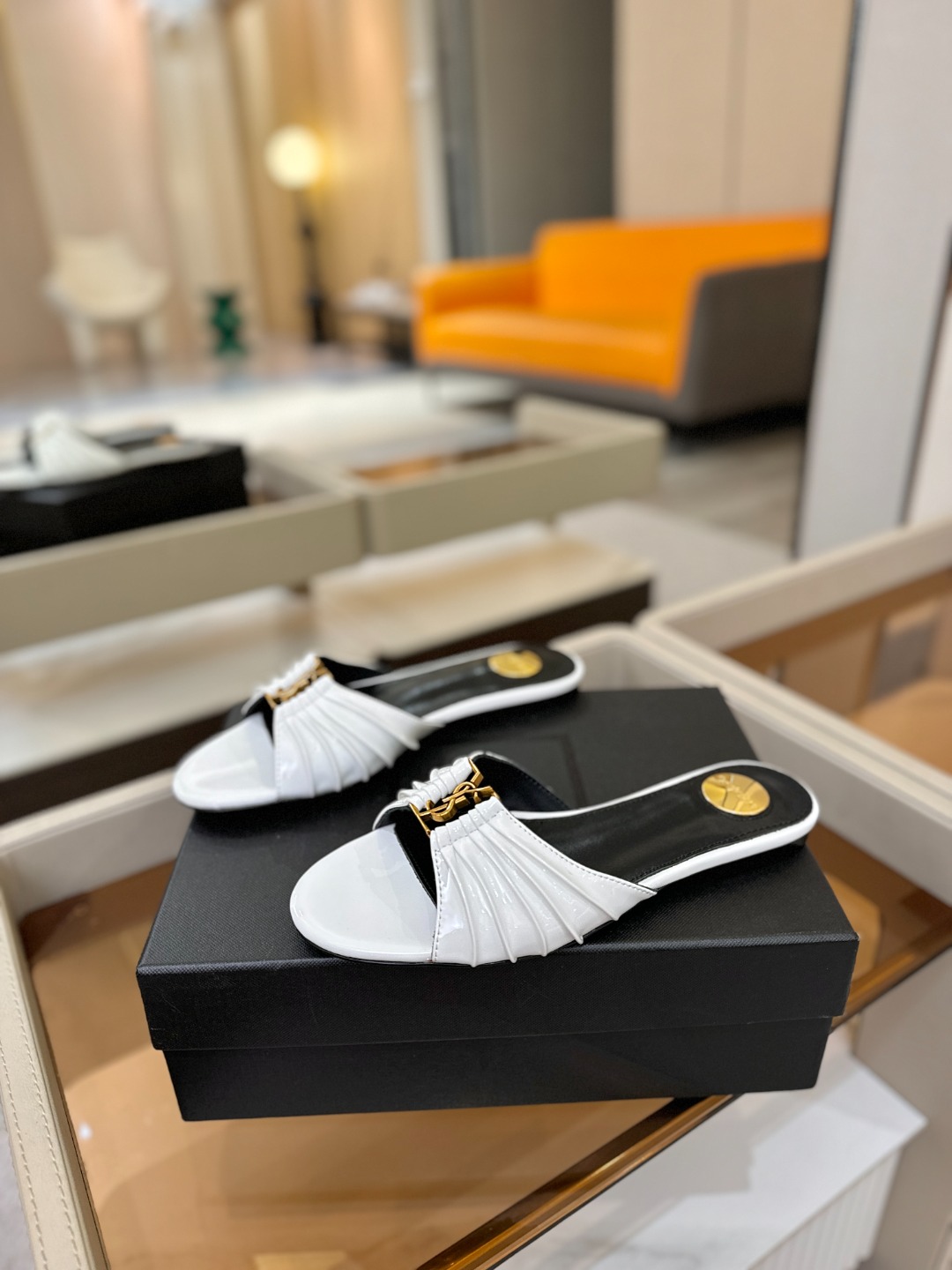 YSL「SAINT LAURENT*」 夏季新品 优雅大气拖鞋 —————————— 平底设计拉长腿部线条, 瞬间点 YSL「SAINT LAURENT*」 夏季新品 优雅大气拖鞋 —————————— 平底设计拉长腿部线条, 瞬间点