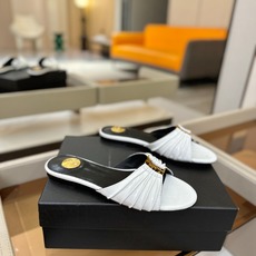 YSL「SAINT LAURENT*」 夏季新品 优雅大气拖鞋 —————————— 平底设计拉长腿部线条, 瞬间点 YSL「SAINT LAURENT*」 夏季新品 优雅大气拖鞋 —————————— 平底设计拉长腿部线条, 瞬间点