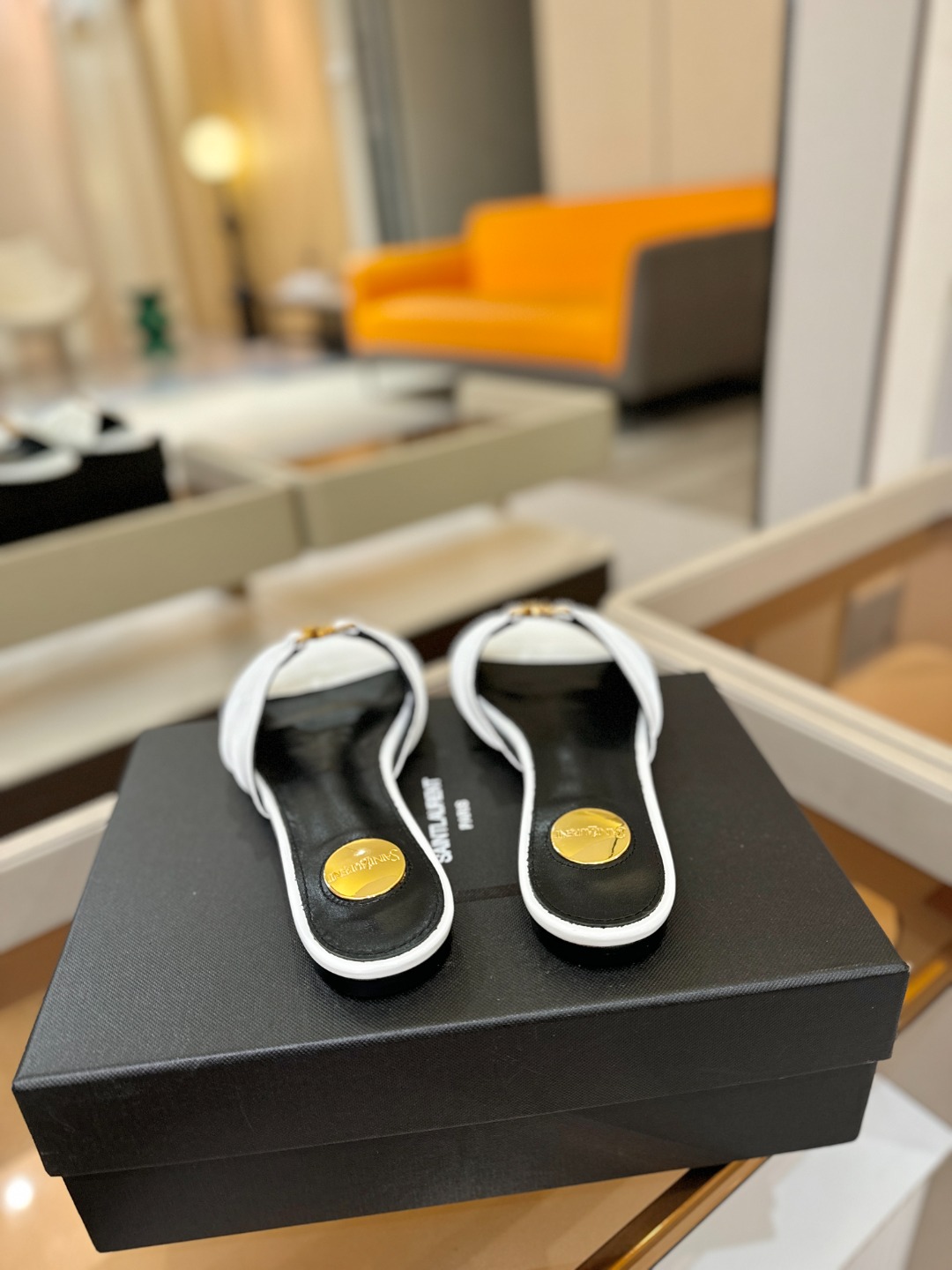 YSL「SAINT LAURENT*」 夏季新品 优雅大气拖鞋 —————————— 平底设计拉长腿部线条, 瞬间点 YSL「SAINT LAURENT*」 夏季新品 优雅大气拖鞋 —————————— 平底设计拉长腿部线条, 瞬间点