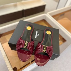 YSL「SAINT LAURENT*」 夏季新品 优雅大气拖鞋 —————————— 平底设计拉长腿部线条, 瞬间点 YSL「SAINT LAURENT*」 夏季新品 优雅大气拖鞋 —————————— 平底设计拉长腿部线条, 瞬间点