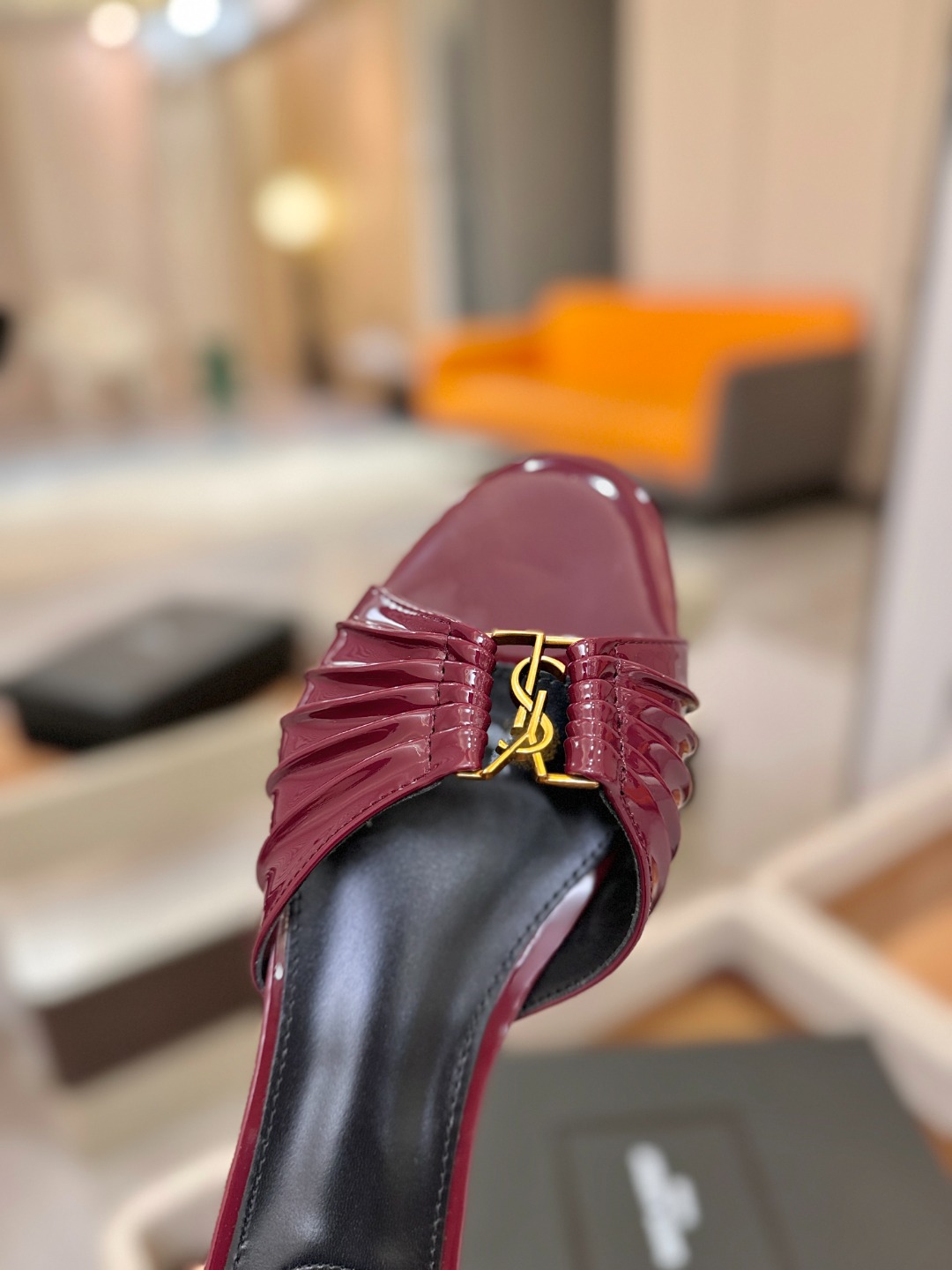 YSL「SAINT LAURENT*」 夏季新品 优雅大气拖鞋 —————————— 平底设计拉长腿部线条, 瞬间点 YSL「SAINT LAURENT*」 夏季新品 优雅大气拖鞋 —————————— 平底设计拉长腿部线条, 瞬间点