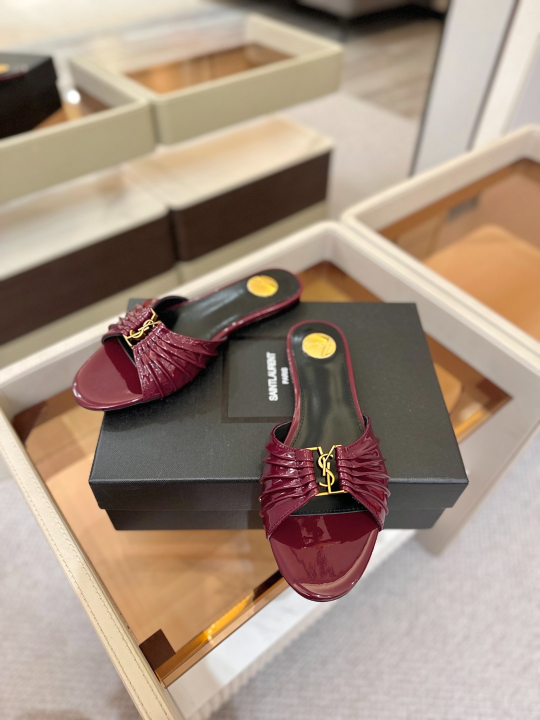 YSL「SAINT LAURENT*」 夏季新品 优雅大气拖鞋 —————————— 平底设计拉长腿部线条, 瞬间点 YSL「SAINT LAURENT*」 夏季新品 优雅大气拖鞋 —————————— 平底设计拉长腿部线条, 瞬间点