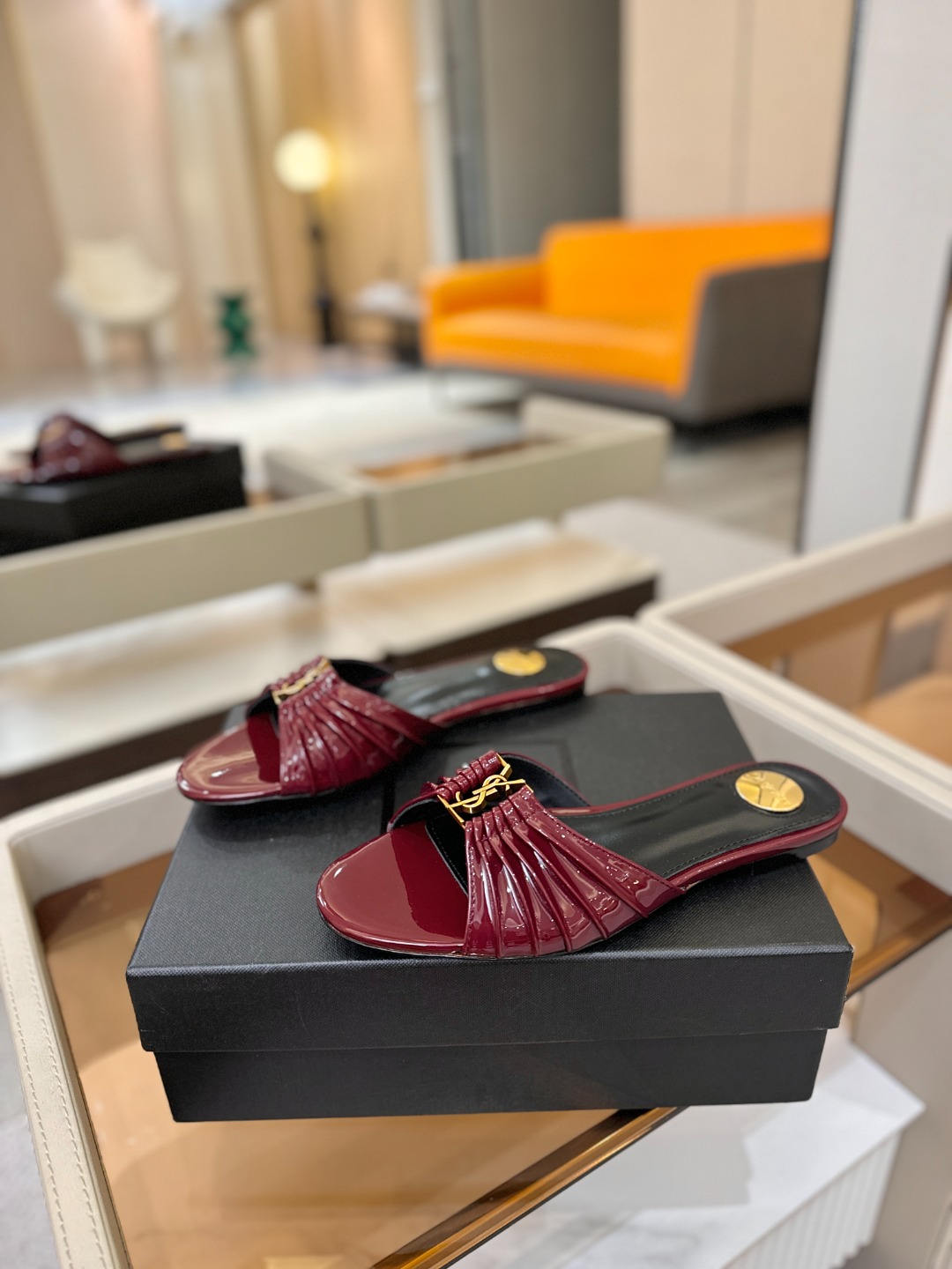 YSL「SAINT LAURENT*」 夏季新品 优雅大气拖鞋 —————————— 平底设计拉长腿部线条, 瞬间点 YSL「SAINT LAURENT*」 夏季新品 优雅大气拖鞋 —————————— 平底设计拉长腿部线条, 瞬间点