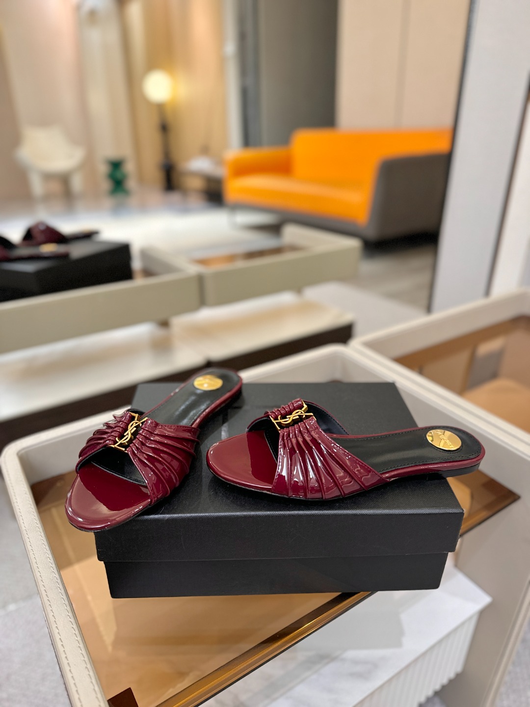 YSL「SAINT LAURENT*」 夏季新品 优雅大气拖鞋 —————————— 平底设计拉长腿部线条, 瞬间点 YSL「SAINT LAURENT*」 夏季新品 优雅大气拖鞋 —————————— 平底设计拉长腿部线条, 瞬间点