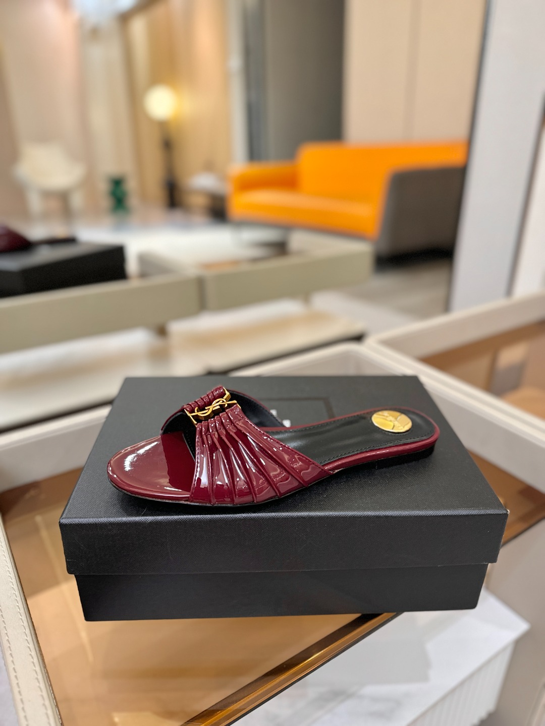 YSL「SAINT LAURENT*」  夏季新品 优雅大气拖鞋 ——————————  平底设计拉长腿部线条， 瞬间点