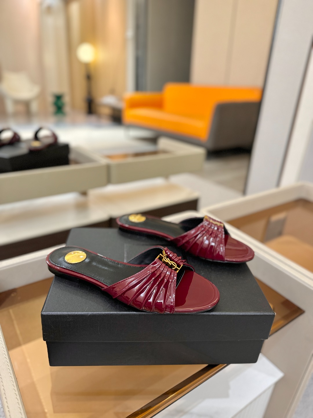 YSL「SAINT LAURENT*」 夏季新品 优雅大气拖鞋 —————————— 平底设计拉长腿部线条, 瞬间点 YSL「SAINT LAURENT*」 夏季新品 优雅大气拖鞋 —————————— 平底设计拉长腿部线条, 瞬间点