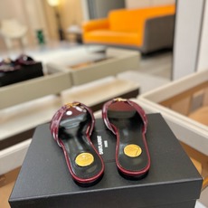YSL「SAINT LAURENT*」 夏季新品 优雅大气拖鞋 —————————— 平底设计拉长腿部线条, 瞬间点 YSL「SAINT LAURENT*」 夏季新品 优雅大气拖鞋 —————————— 平底设计拉长腿部线条, 瞬间点