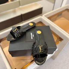 YSL「SAINT LAURENT*」 夏季新品 优雅大气拖鞋 —————————— 平底设计拉长腿部线条, 瞬间点 YSL「SAINT LAURENT*」 夏季新品 优雅大气拖鞋 —————————— 平底设计拉长腿部线条, 瞬间点