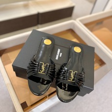YSL「SAINT LAURENT*」 夏季新品 优雅大气拖鞋 —————————— 平底设计拉长腿部线条, 瞬间点 YSL「SAINT LAURENT*」 夏季新品 优雅大气拖鞋 —————————— 平底设计拉长腿部线条, 瞬间点