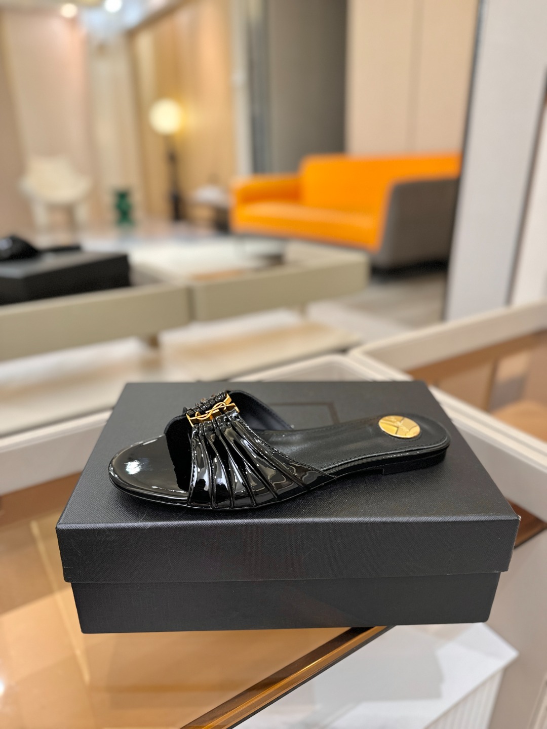 YSL「SAINT LAURENT*」  夏季新品 优雅大气拖鞋 ——————————  平底设计拉长腿部线条， 瞬间点