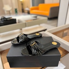 YSL「SAINT LAURENT*」 夏季新品 优雅大气拖鞋 —————————— 平底设计拉长腿部线条, 瞬间点 YSL「SAINT LAURENT*」 夏季新品 优雅大气拖鞋 —————————— 平底设计拉长腿部线条, 瞬间点