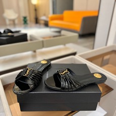 YSL「SAINT LAURENT*」 夏季新品 优雅大气拖鞋 —————————— 平底设计拉长腿部线条, 瞬间点 YSL「SAINT LAURENT*」 夏季新品 优雅大气拖鞋 —————————— 平底设计拉长腿部线条, 瞬间点